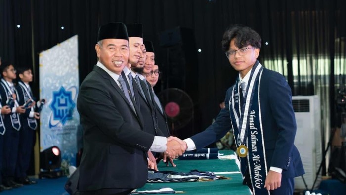 Kepala MAN IC Serpong Hilal Najmi bersama Ahmad Salman Al-Makkiy