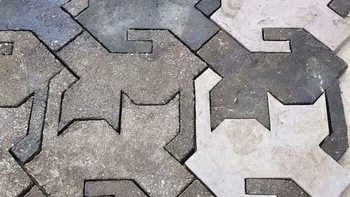 Lucu banget, paving block jalannya berbentuk kucing. Kira-kira ada yang bentuknya dinosaurus tidak ya. Foto: Bored Panda