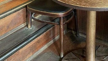 Estetik sih, tetapi pertanyaannya, mejanya bisa digeser tidak ya? Kalau tidak bisa, berarti hanya orang-orang tertentu yang dapat duduk di situ. Foto: Bored Panda