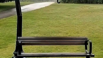 Jujur, ini sangat bermanfaat untuk tempat berteduh sih. Tapi kalau bisa, payungnya agak turunan dikit sih. Foto: Bored Panda
