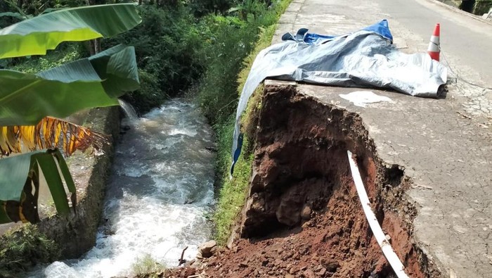 Kondisi Jalan menuju wisata Telaga Biru Cicerem Kuningan yang ambles.