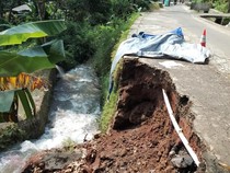 Jalan ke Telaga Biru Cicerem Kuningan Ambles Tergerus Hujan