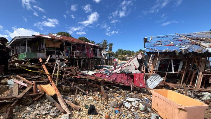 Kondisi rumah warga hancur imbas ledakan bom diduga sisa peninggalan Perang Dunia II di Biak Numfor.