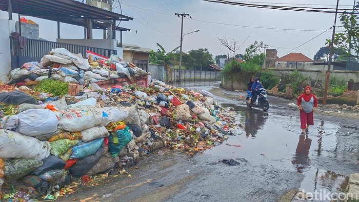 Kondisi sampah di TPS Pasar Baleendah, Kabupaten Bandung, Senin (1/6/2026).