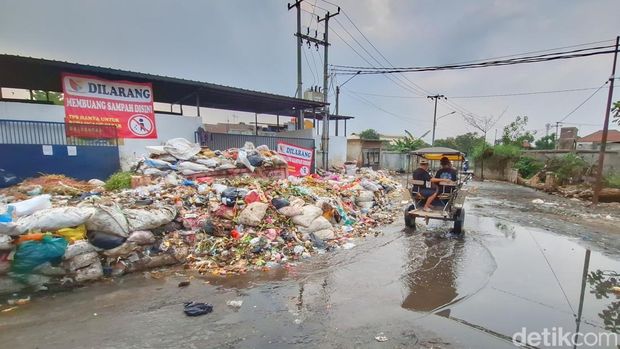 Kondisi sampah di TPS Pasar Baleendah, Kabupaten Bandung, Senin (1/6/2026). Kondisi sampah di TPS Pasar Baleendah, Kabupaten Bandung, Senin (1/6/2026).