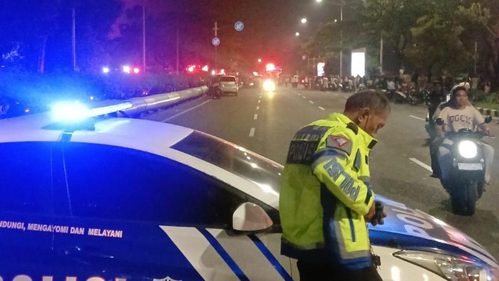Kebakaran melanda permukiman rumah di Jalan Kemayoran Gempol, Kebon Kosong, Kemayoran, Jakarta Pusat (Jakpus), Senin (1/6/2026). Arus lalu lintas (lalin) kendaraan di sekitar lokasi kejadian sementara dialihkan.