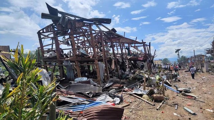 Ledakan di desa Kaungtup meratakan rumah-rumah dan menewaskan puluhan orang. (AP/Palaung Land)