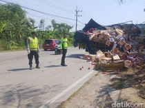 Hendak Belok ke SPBU, Pemotor di Bojonegoro Tewas Ditabrak Truk
