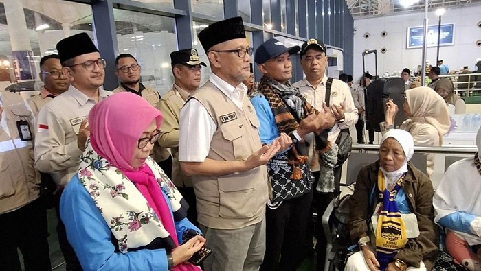 Menteri Haji dan Umrah RI Mochamad Irfan Yusuf melepas kepulangan jemaah haji di Bandara King Abdul Aziz, Jeddah, Arab Saudi, pada Minggu (31/5/2026).