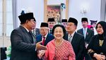 Potret Hangat Prabowo dan Mega di Hari Lahir Pancasila: Gandengan-Salami Siswa