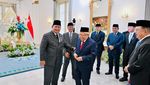 Potret Hangat Prabowo dan Mega di Hari Lahir Pancasila: Gandengan-Salami Siswa
