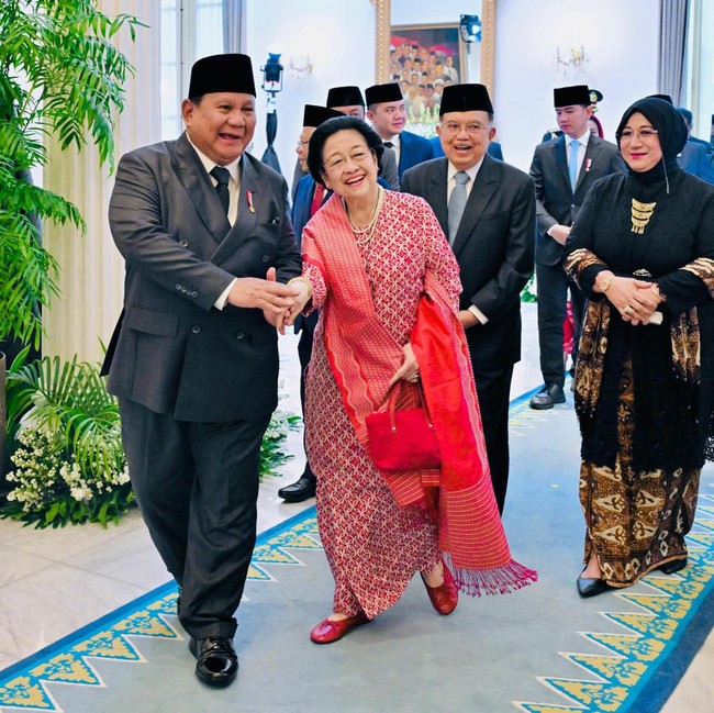 Potret Hangat Prabowo dan Mega di Hari Lahir Pancasila: Gandengan-Salami Siswa