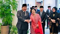 Potret Hangat Prabowo dan Mega di Hari Lahir Pancasila: Gandengan-Salami Siswa