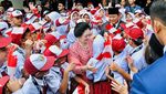 Potret Hangat Prabowo dan Mega di Hari Lahir Pancasila: Gandengan-Salami Siswa