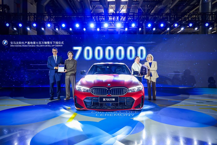 Pabrik BMW di Shenyang, China, merayakan produksi mobil ke 7 juta