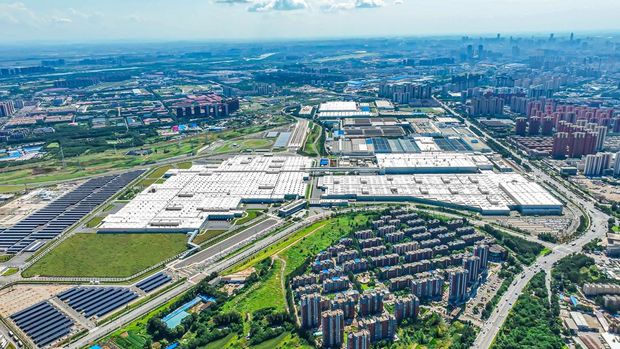 Pabrik BMW di Shenyang, China, merayakan produksi mobil ke 7 juta