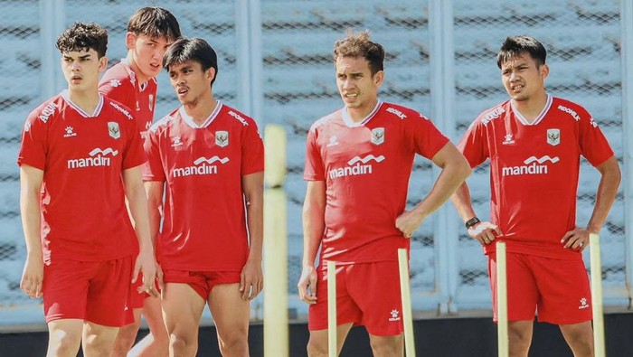 Pemain PSM Makassar Rizky Eka Pratama ikut latihan bersama Timnas Indonesia.