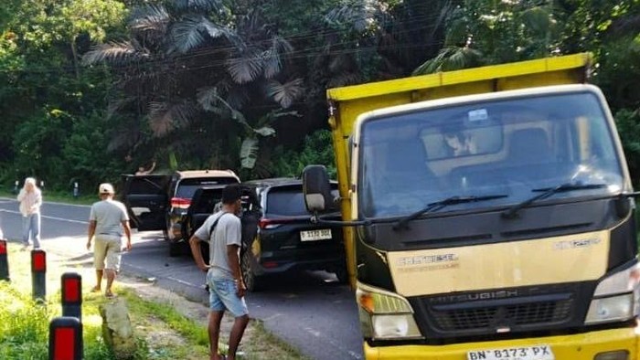 Penampakan 3 mobil terlibat kecelakaan beruntun