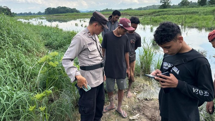 Personel Polsek Sungai Beduk melakukan olah TKP dan evakuasi kerangka manusia yang ditemukan di kawasan Kampung Pintu Air, Kelurahan Muka Kuning, Kecamatan Sungai Beduk, Kota Batam