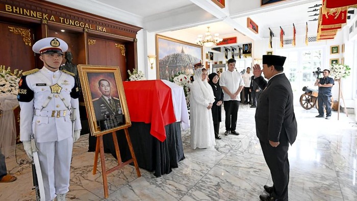 Penghormatan terakhir Prabowo ke Mantan Menteri Pertahanan Jenderal TNI (Purn) Ryamizard Ryacudu.
