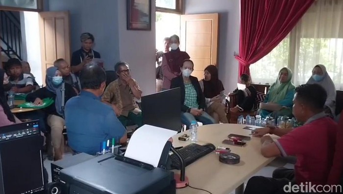 Para korban pensiunan tipu-tipu kredit Bank Mandiri Taspen meminta pendampingan hukum di Purwokerto, Kabupaten Banyumas, Senin (1/6/2026).