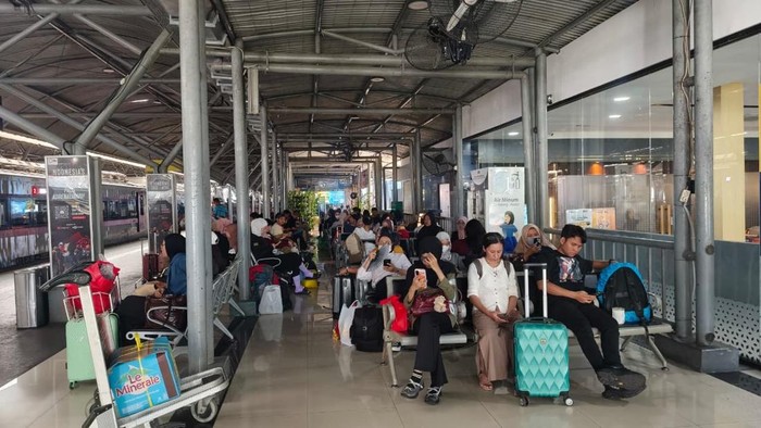 Penumpang arus balik di Daop 8 Surabaya.