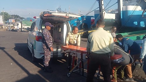 Petugas mengevakuasi penumpang diduga mengalami serangan jantung di area dermaga LCM Pelabuhan Gilimanuk, Kabupaten Jembrana, Bali, Senin (1/6/2026).