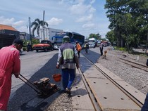 Kurangi Kecepatan! Ada Perbaikan Perlintasan KA Gresik-Babat