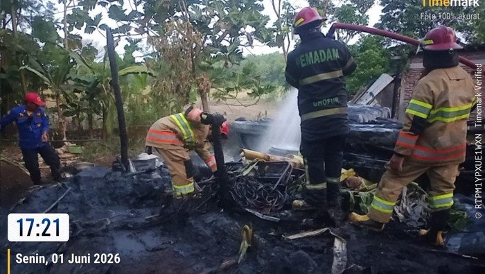 Petugas memadamkan kebakaran gudang Sparepart di Desa Rejosari, Polokarto, Sukoharjo, Senin (1/6/2026) sore.
