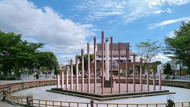 Pilar yang mengelilingi Tugu Soekarno di Palangka Raya.