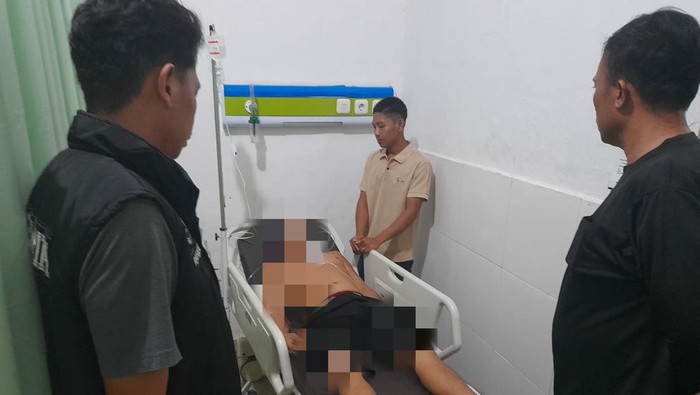 Polisi mengevakuasi jenazah korban ke rumah sakit