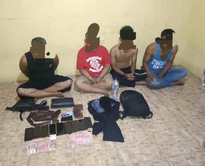 Polres Siak menangkap 4 orang diduga menipu dengan modus jual beli batu merah delima yang merugikan korban hingga ratusan juta rupiah. (dok Polda Riau)