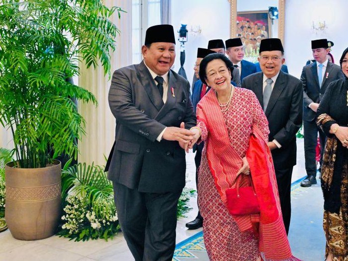 Presiden Prabowo Subianto (kiri) menggandeng tangan Presiden RI ke-5 Megawati Soekarnoputri dan berbincang usai upacara peringatan Hari Lahir Pancasila di Jakarta pada Senin (1/6/2026) ANTARA/HO-BPMI Sekretariat Presiden
