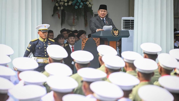 Presiden Prabowo Subianto (atas) menyampaikan pidatonya saat upacara peringatan Hari Lahir Pancasila di Lapangan Gedung Pancasila, kompleks Kementerian Luar Negeri, Jakarta, Senin (1/6/2026). Peringatan Hari Lahir Pancasila 2026 mengusung tema Pancasila Pemersatu Bangsa, Fondasi Perdamaian Dunia yang bermakna penegasan nilai Pancasila relevan untuk menjaga keutuhan bangsa dan sebagai jawaban terciptanya perdamaian dunia. ANTARA FOTO/Bayu Pratama S/app/nym.