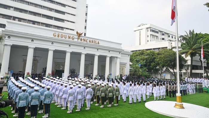 Presiden Prabowo Subianto (atas) menyampaikan pidatonya saat upacara peringatan Hari Lahir Pancasila di Lapangan Gedung Pancasila, kompleks Kementerian Luar Negeri, Jakarta, Senin (1/6/2026). Peringatan Hari Lahir Pancasila 2026 mengusung tema Pancasila Pemersatu Bangsa, Fondasi Perdamaian Dunia yang bermakna penegasan nilai Pancasila relevan untuk menjaga keutuhan bangsa dan sebagai jawaban terciptanya perdamaian dunia. ANTARA FOTO/Bayu Pratama S/app/nym.
