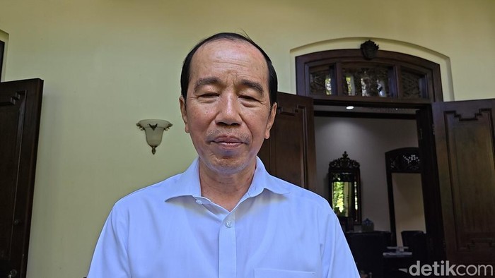Presiden ke-7, Joko Widodo ditemui di Kediaman Sumber, Banjarsari, Solo, Senin (1/6/2026)