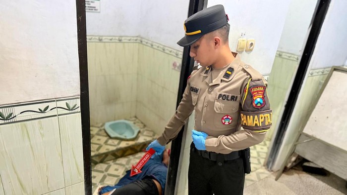 Pria ditemukan meninggal di kamar mandi masjid di Ponorogo.