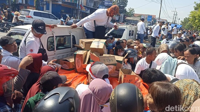 Peternak ayam dari Blitar Raya membagikan telur gratis kepada warga sebagai bentuk protes terhadap anjloknya harga telur di tingkat peternak, Senin (1/6/2026).