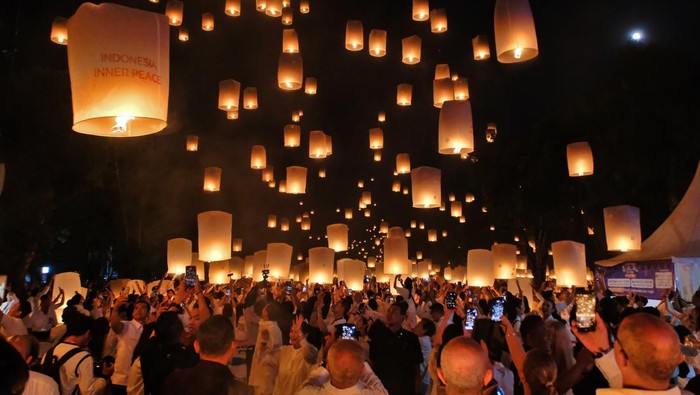 Sejumlah biksu menerbangkan lampion saat Festival Lampion Waisak 2025 di Marga Utama kompleks Taman Wisata Candi (TWC) Borobudur, Magelang, Jawa Tengah, Minggu (31/5/2026). Ribuan pengunjung menerbangkan sebanyak 2.570 buah lampion perdamaian sebagai penutup rangkaian perayaan Waisak 2570 BE/2026. ANTARA FOTO/Anis Efizudin/foc.