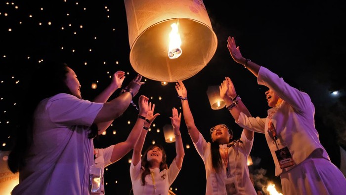 Sejumlah biksu menerbangkan lampion saat Festival Lampion Waisak 2025 di Marga Utama kompleks Taman Wisata Candi (TWC) Borobudur, Magelang, Jawa Tengah, Minggu (31/5/2026). Ribuan pengunjung menerbangkan sebanyak 2.570 buah lampion perdamaian sebagai penutup rangkaian perayaan Waisak 2570 BE/2026. ANTARA FOTO/Anis Efizudin/foc.