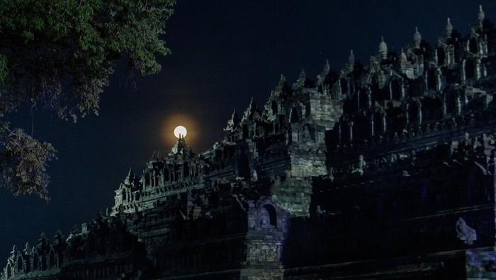 People release paper lanterns during a ceremony on Vesak Day, an annual celebration of the Buddha's birth, enlightenment, and passing, at Borobudur temple in Magelang, Central Java province, Indonesia, May 31, 2026, REUTERS/Dwi Oblo     TPX IMAGES OF THE DAY