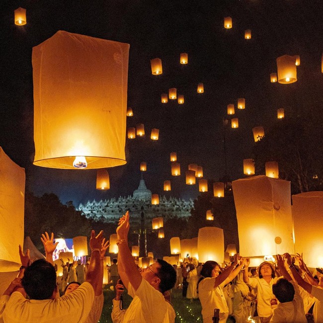 Ribuan Lampion Terangi Langit Borobudur Saat Waisak