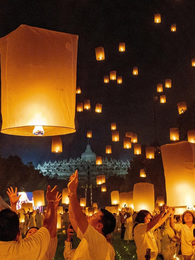 Ribuan Lampion Terangi Langit Borobudur Saat Waisak
