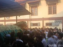Doa dan Air Mata Iringi Pemakaman KH Adib Rofiuddin di Buntet Cirebon