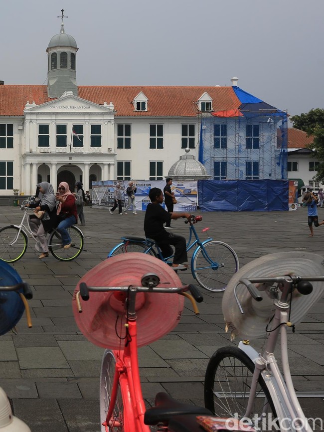 Ribuan Pengunjung Nikmati Libur di Kota Tua