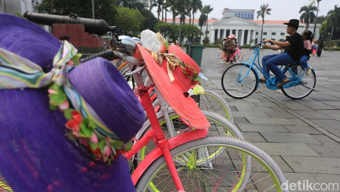 Sejumlah wisatawan menikmati suasana kawasan Kota Tua di Jakarta, Senin (1/6/2026).