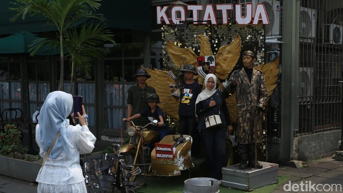 Sejumlah wisatawan menikmati suasana kawasan Kota Tua di Jakarta, Senin (1/6/2026).