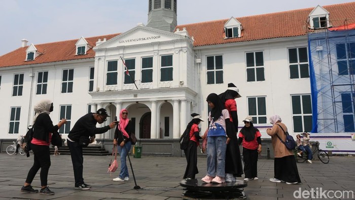 Sejumlah wisatawan menikmati suasana kawasan Kota Tua di Jakarta, Senin (1/6/2026).