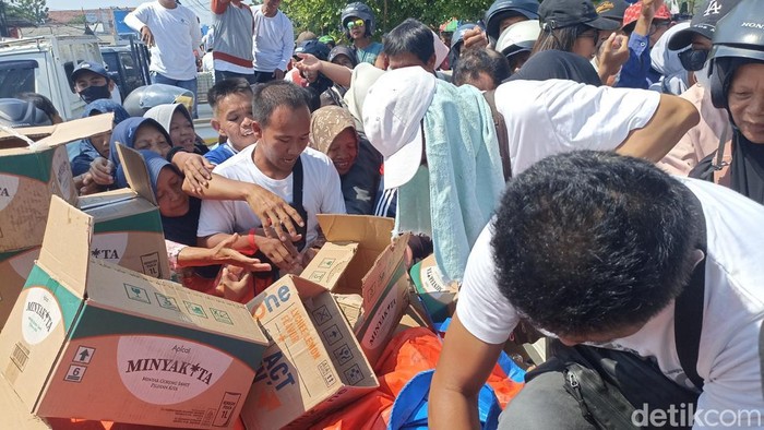 Peternak ayam dari Blitar Raya membagikan telur gratis kepada warga sebagai bentuk protes terhadap anjloknya harga telur di tingkat peternak, Senin (1/6/2026).