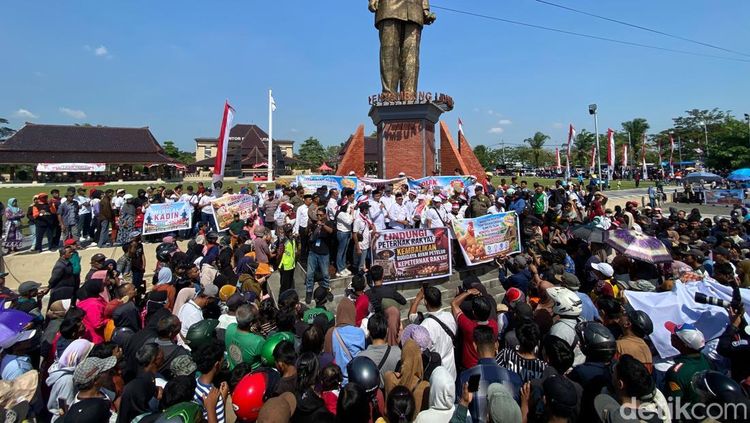 Aksi Protes Peternak Blitar Bagikan 1 Juta Telur Gratis